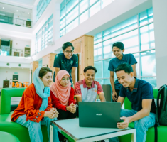 students UTM at library